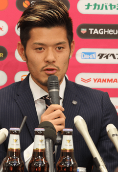 山口蛍の髪型画像まとめ 黒髪や金髪のヘアスタイルやセット方法も紹介 コトログ