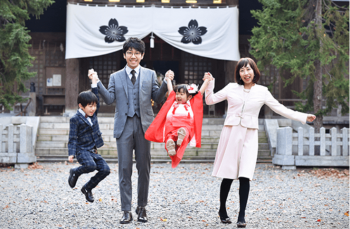 七五三で父親の服装画像集 礼服 スーツ ネクタイの色も紹介 コトログ 七五三で父親の服装画像集 礼服 スーツ ネクタイの色も紹介 コトログ