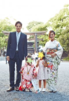 七五三で父親の服装画像集 礼服 スーツ ネクタイの色も紹介 コトログ 七五三で父親の服装画像集 礼服 スーツ ネクタイの色も紹介 コトログ