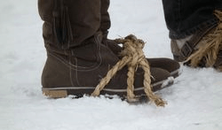 雪の日の靴には滑り止め 輪ゴムや100均で手作りする自作の代用品は コトログ