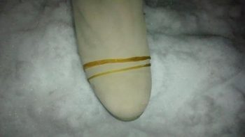 雪の日の靴には滑り止め 輪ゴムや100均で手作りする自作の代用品は コトログ