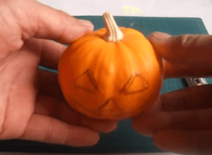 ハロウィンかぼちゃランタン作り方飾り種類くり抜き方13