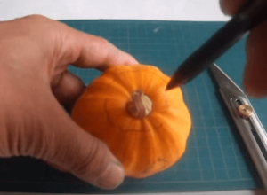 ハロウィンかぼちゃランタン作り方飾り種類くり抜き方14