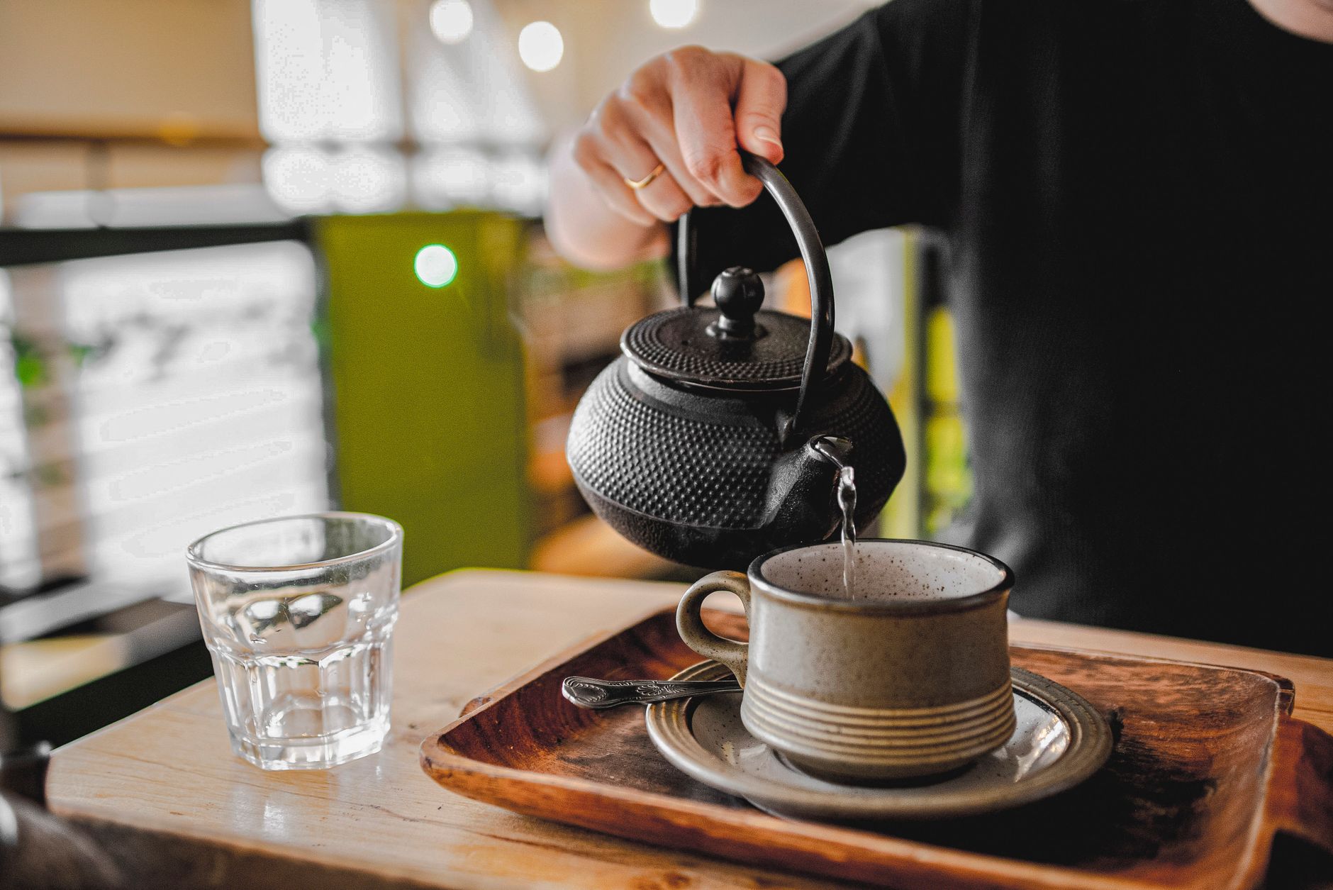焼酎の量を控えめにして緑茶を多めにする