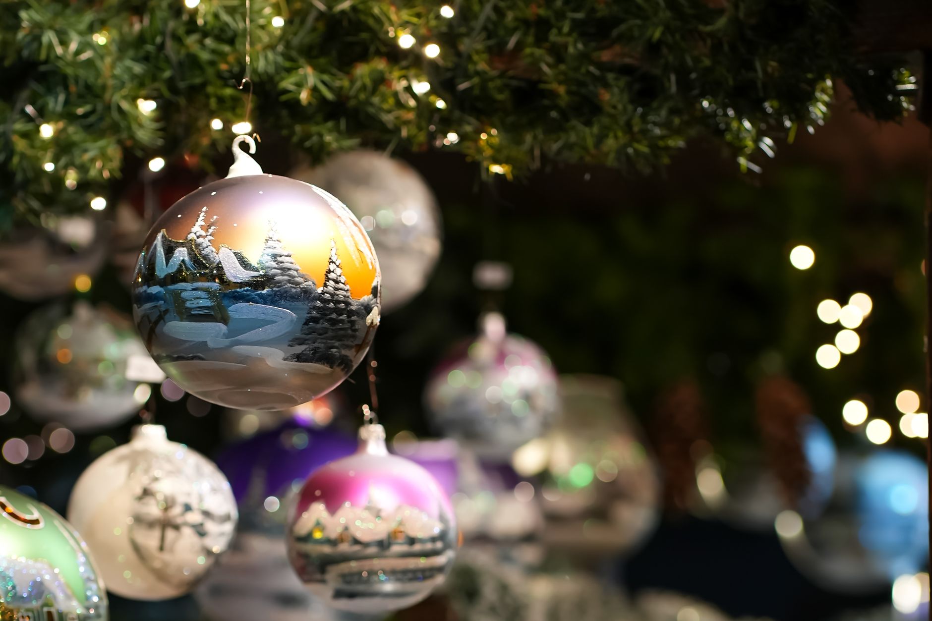 クリスマスツリーを飾る習慣はいつから?歴史と飾りの移り変わり