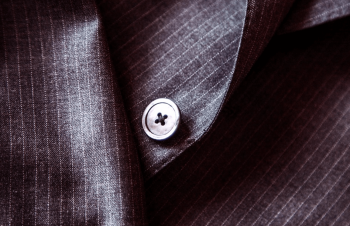 ストライプのスーツのボタン