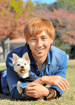 愛犬とイケメンな笑顔を見せる倉田秋選手