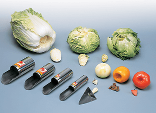 野菜の芯をくり抜く道具と野菜